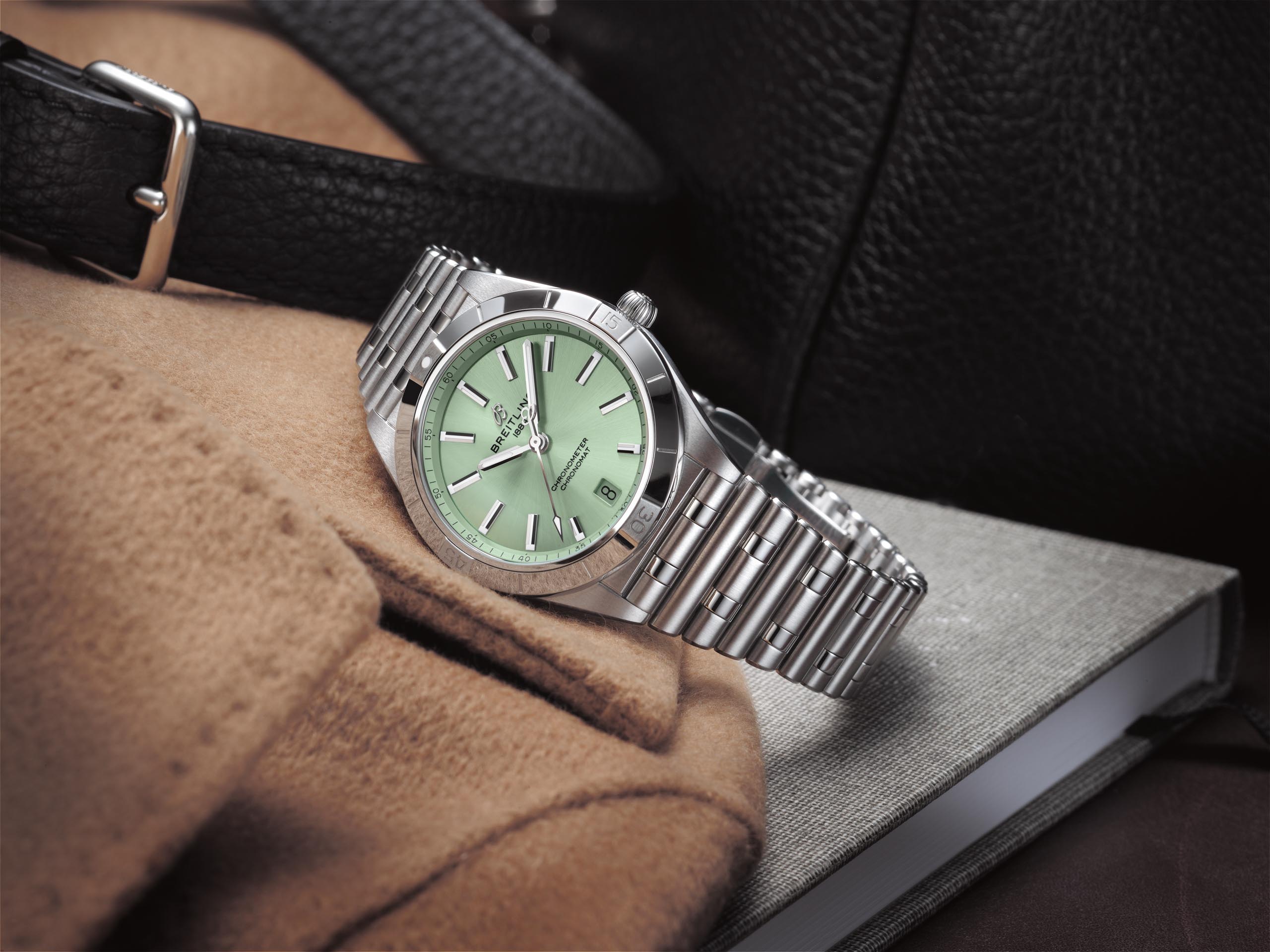 The elegant Breitling replica watch combines the sporty style and elegant tone.